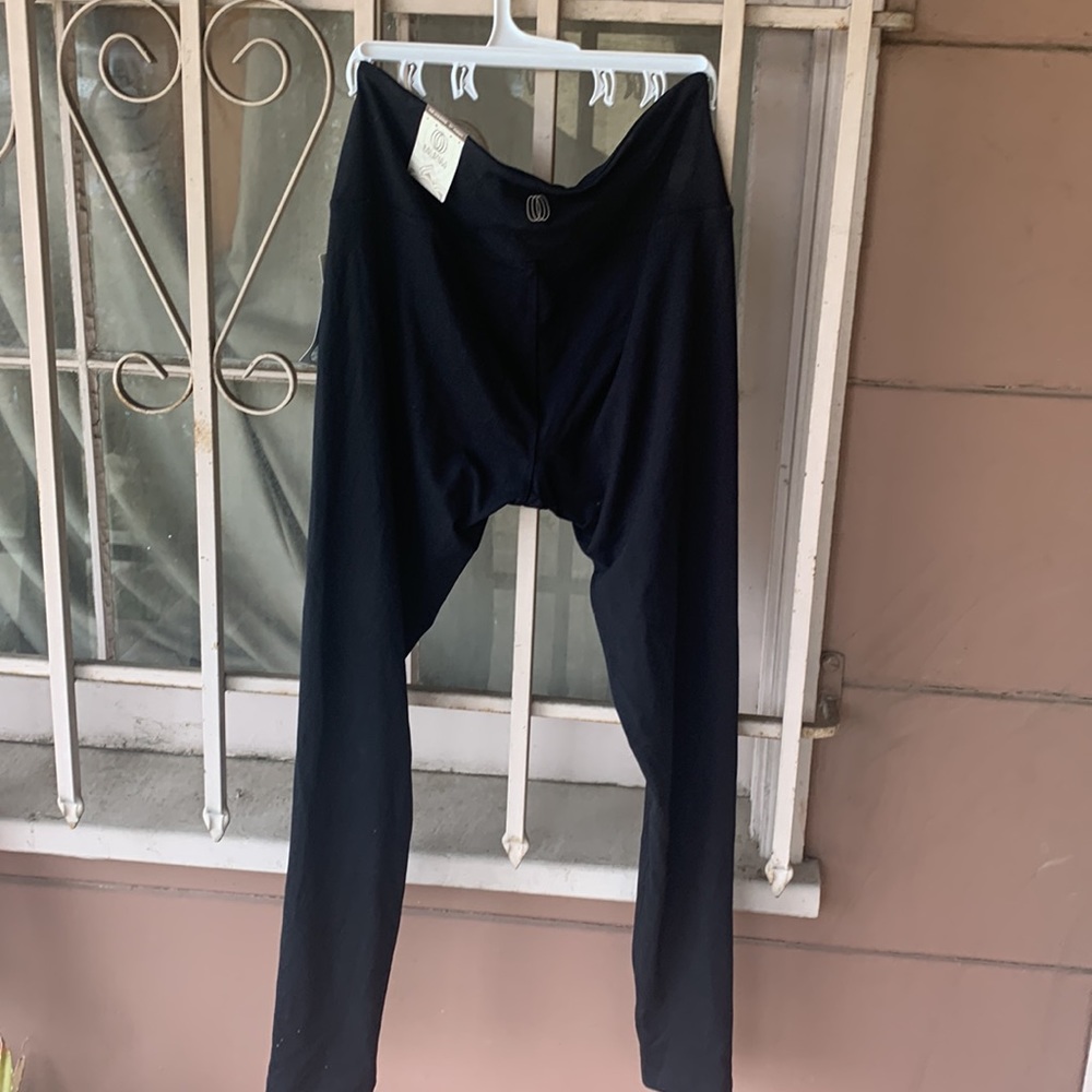 Balance Collection, The Legging 27” inseam. NWT. Black & size medium. - Picture 2 of 6